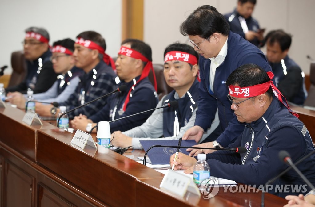서명하는 노조위원장