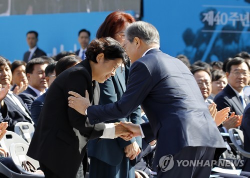 부마민주항쟁 마산시위 참여자 격려하는 문 대통령