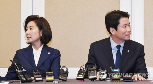 '시선은 다른 곳에'