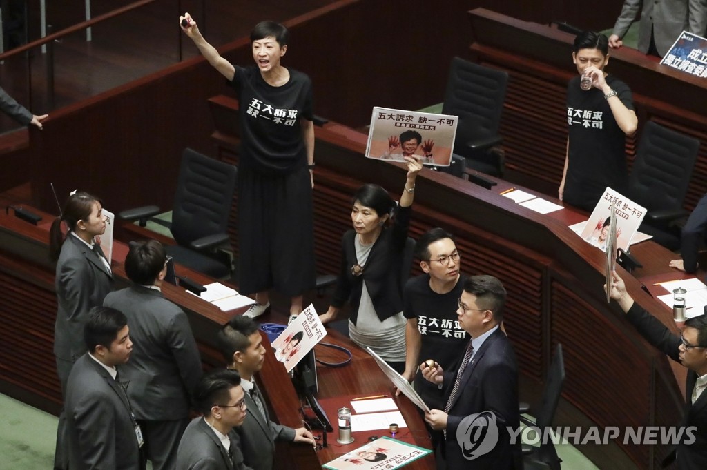 홍콩 행정장관 시정연설에 반발하는 야당 의원들