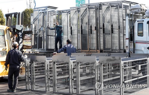 지난 16일 최전방에 옮겨지는 멧돼지 포획틀