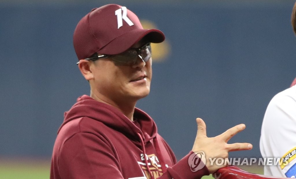 Kiwoom Heroes manager Jang Jung-suk makes the alphabet "K" with his fingers in celebration of the team's advancing to the Korean Series, following a 10-1 win over the SK Wyverns in Game 3 of the second round Korea Baseball Organization playoff series at Gocheok Sky Dome in Seoul on Oct. 17, 2019. (Yonhap)