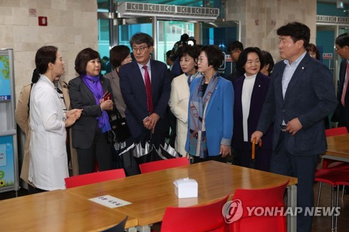희망원 살펴보는 보건복지위 의원들
