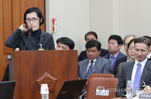 증인 선서 거부하는 피우진 전 국가보훈처장