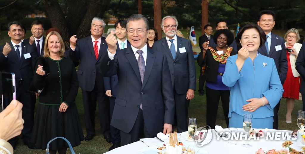 Moon receives foreign diplomats Moon receives foreign diplomats
