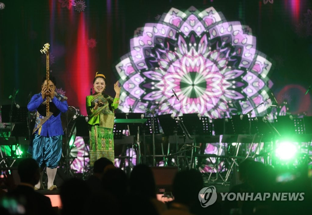 라오스의 전통 음악 공연