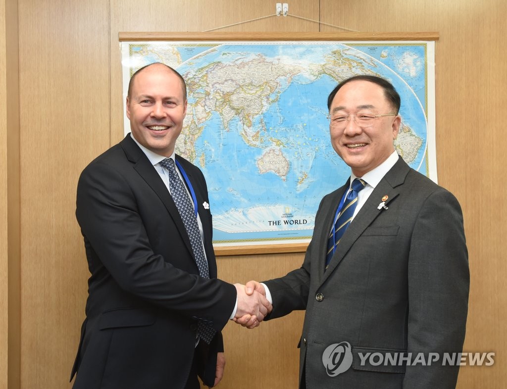 S. Korea's finance minister meets Georgian counterpart S. Korea's finance minister meets Georgian counterpart