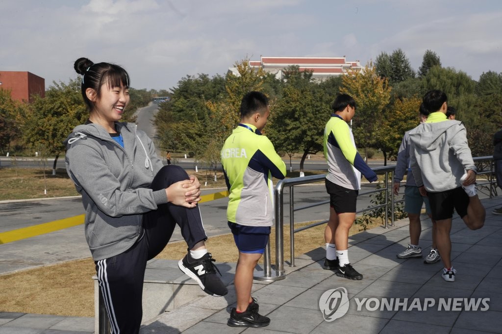 훈련에 앞서 가볍게 몸 푸는 역도 선수단