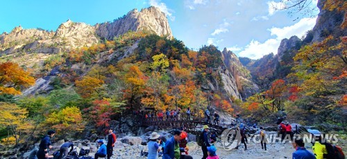 설악산 가을 만끽하는 등산객들