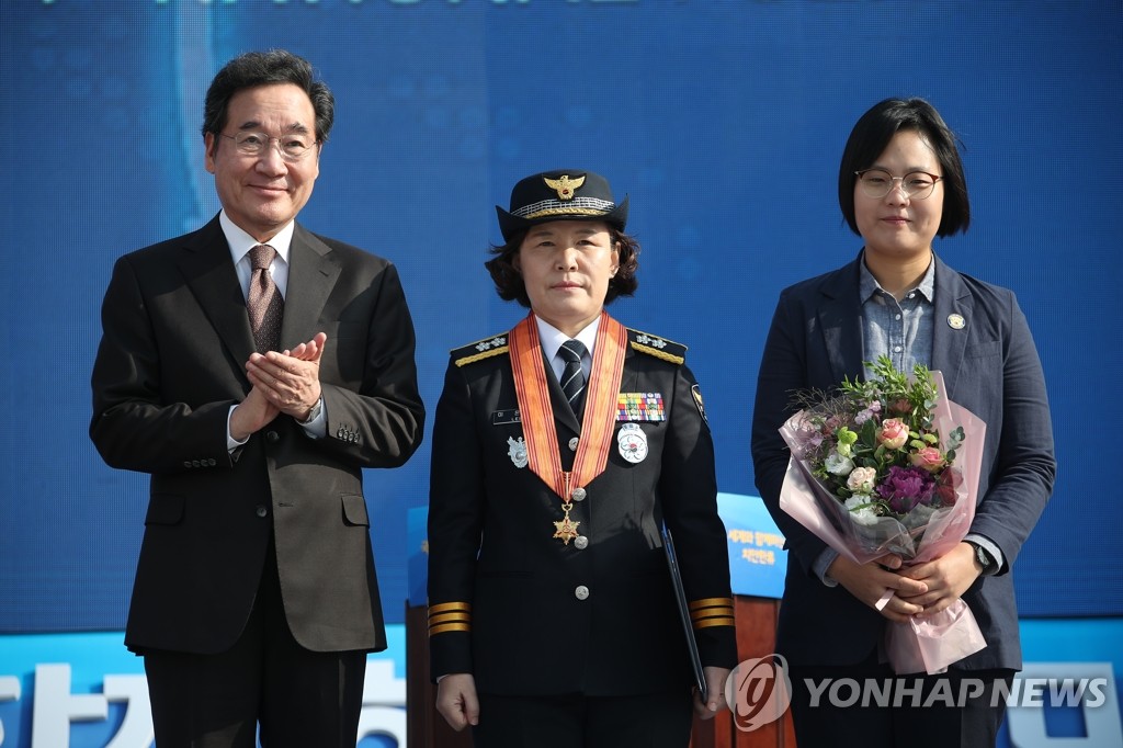 경찰의 날, 유공자 포상 기념촬영 하는 이낙연 총리