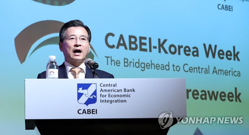 El viceministro de Finanzas, Kim Yong-beom, habla en una reunión para celebrar la próxima incorporación de Corea del Sur al Banco Centroamericano de Integración Económica en un hotel en el centro de Seúl el 21 de octubre de 2019.