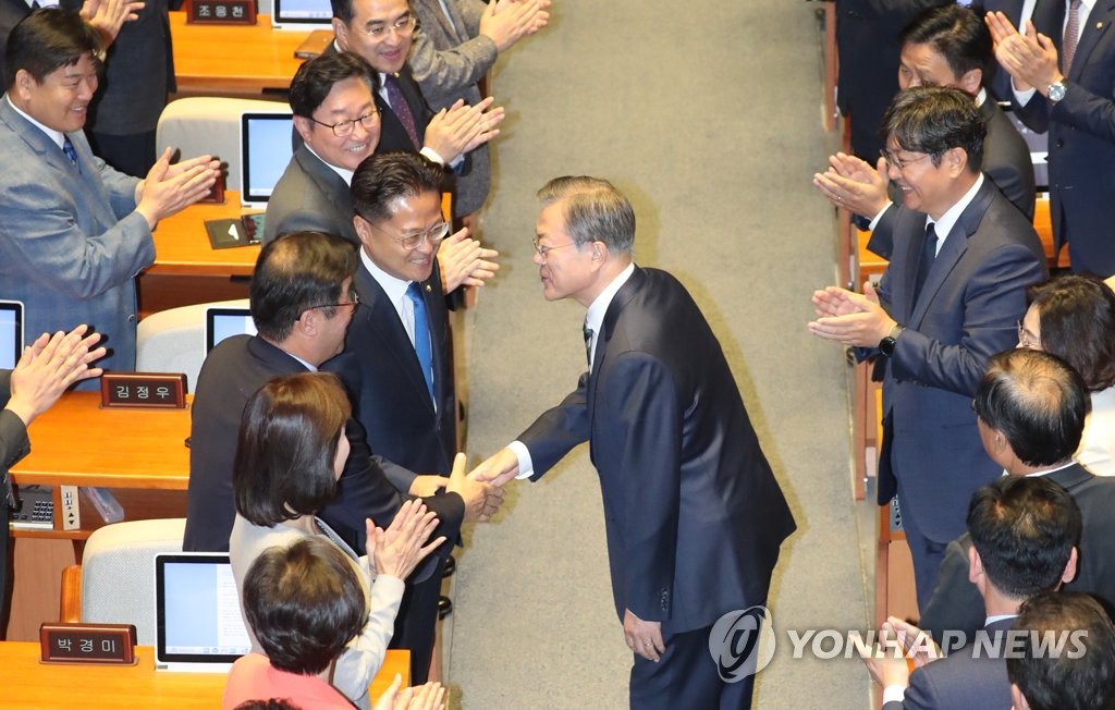 의원들과 악수하는 문 대통령