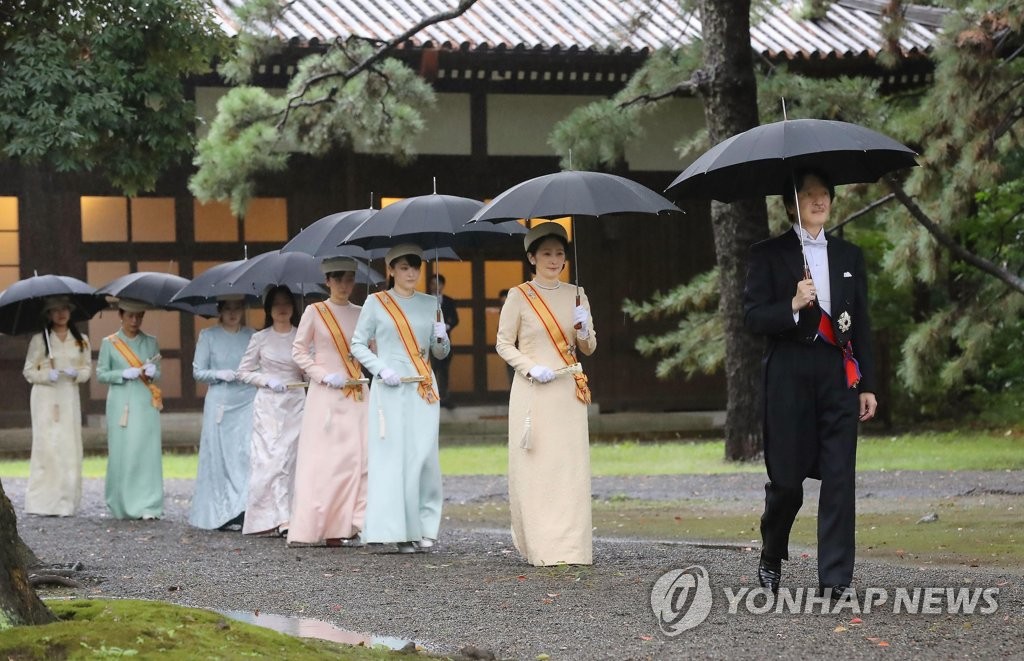 일왕 즉위식장으로 가는 '왕의 동생'
