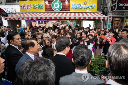 이낙연 총리, 도쿄 한인 상가 방문