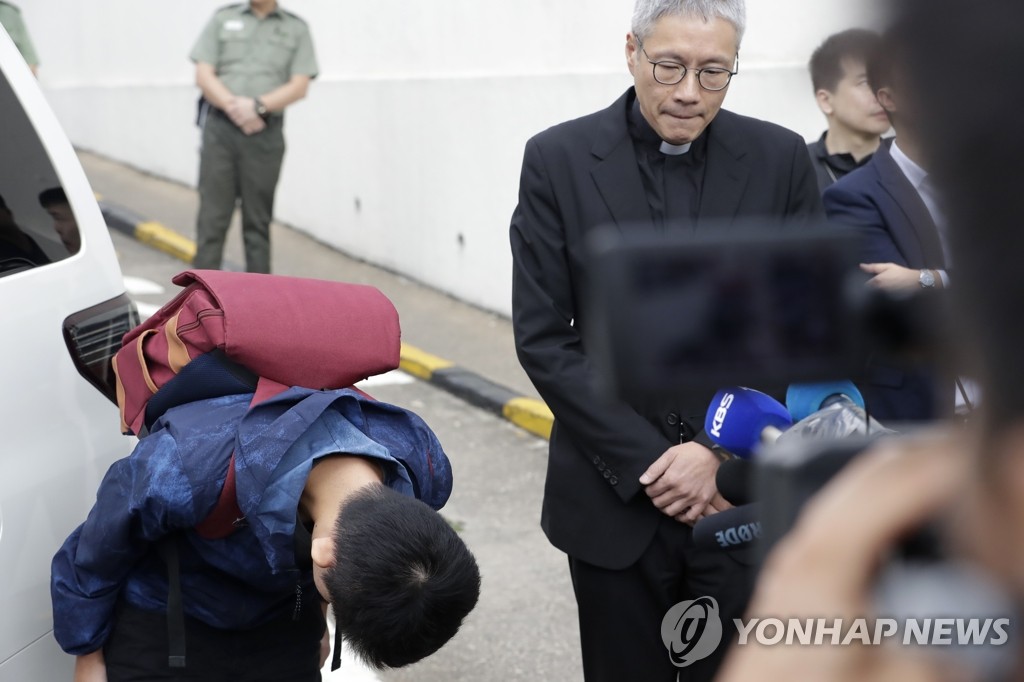 고개 숙인 홍콩 송환법 반대시위 촉발 살인범