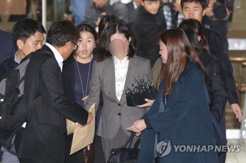 취재진의 질문 받는 정경심 교수