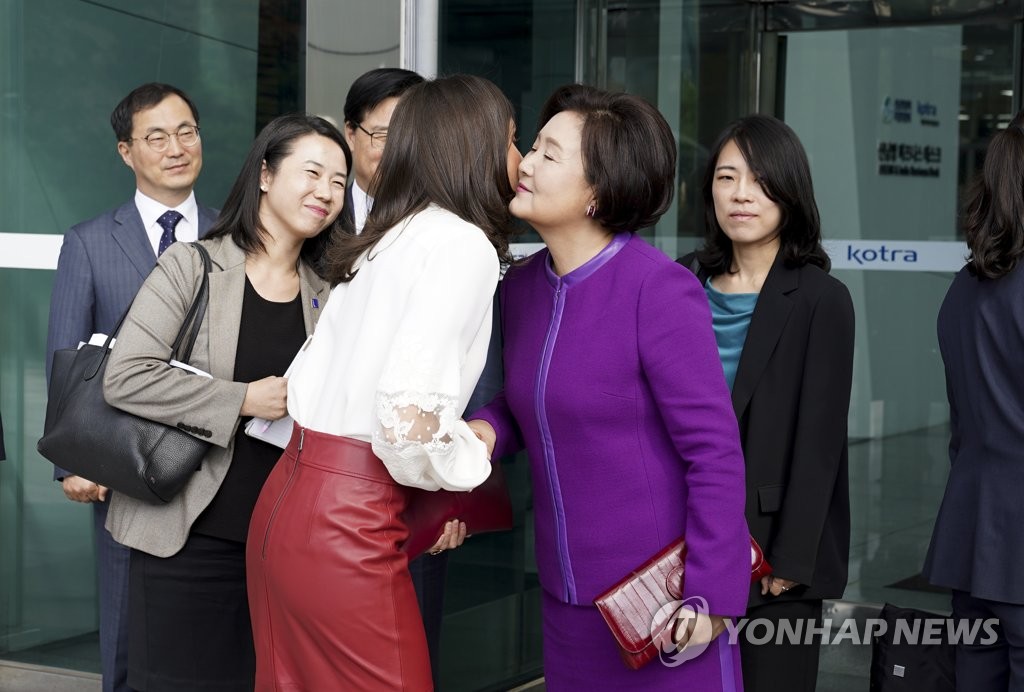 작별인사 나누는 김정숙 여사와 레티시아 왕비