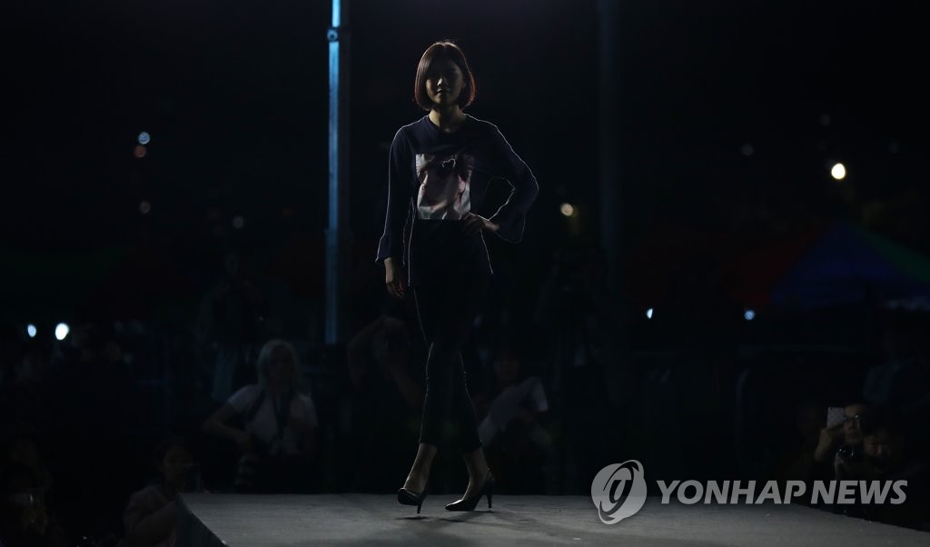'어두운 런웨이 속에서도 빛나는 존재감'