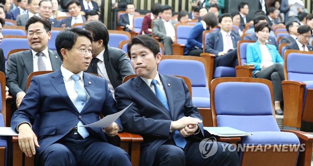 의총에서 대화하는 이인영-조정식