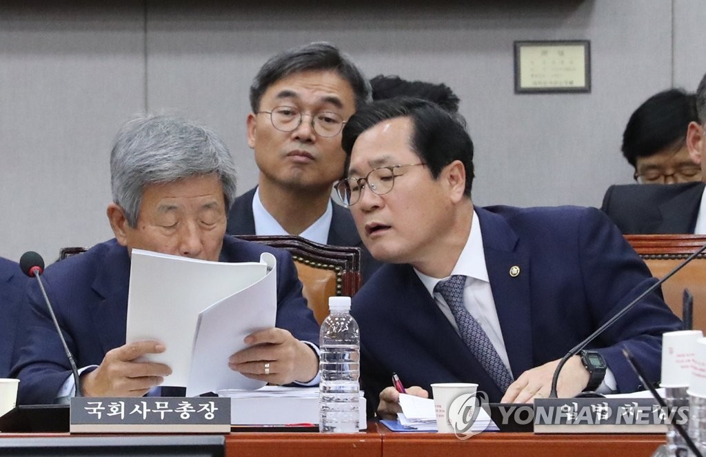 답변 준비하는 유인태 국회 사무총장