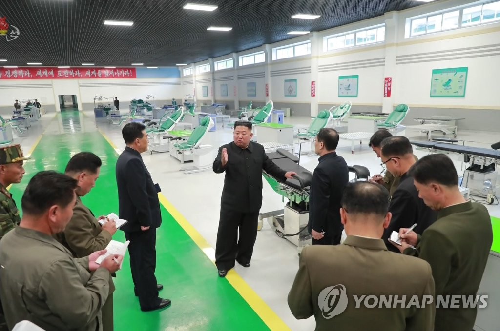 김정은, 묘향산의료기구공장 시찰하며 담당자들 질책