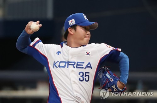 연습경기에서 역투하는 문경찬