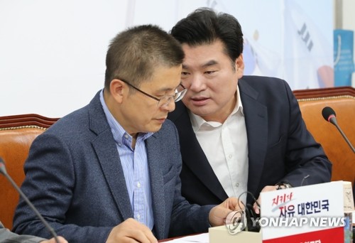 왼쪽부터 자유한국당 황교안 대표, 원유철 의원