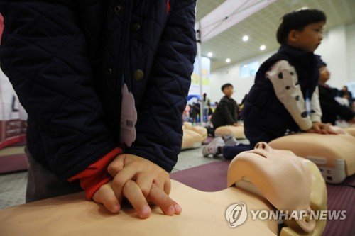 심폐소생술 배우는 아이들