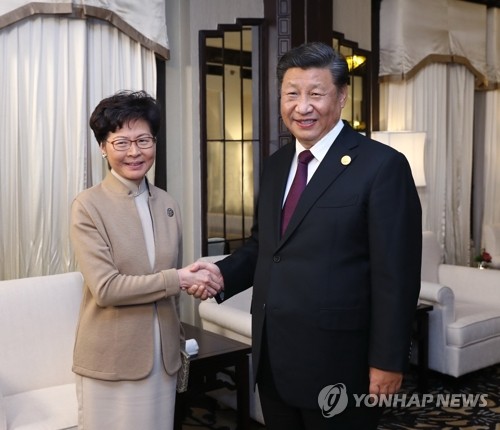 홍콩 행정장관 만나는 시진핑