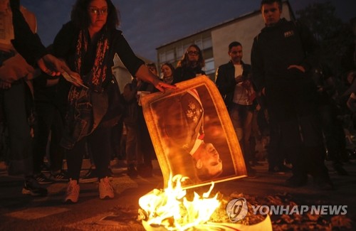 스페인 국왕 초상화 불태우는 시위대