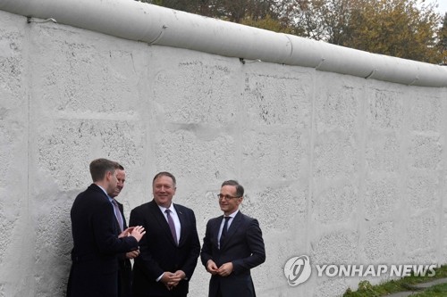 베를린 장벽 옆에 선 미국ㆍ독일 장관