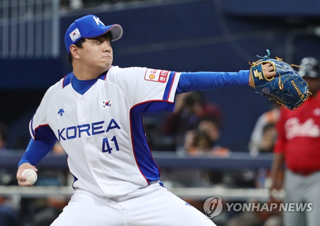 Lee Young-ha of South Korea pitches against Cuba in the top of the fifth inning of the teams' Group C game at the World Baseball Softball Confederation (WBSC) Premier12 at Gocheok Sky Dome in Seoul on Nov. 8, 2019. (Yonhap)