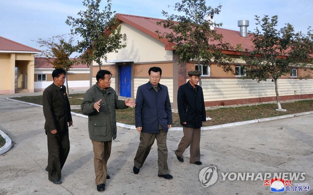세포지구 축산기지 둘러보는 김재룡