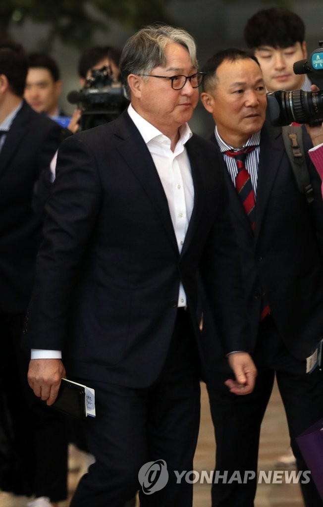 공항 들어서는 김경문 감독