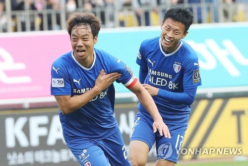 기뻐하는 염기훈