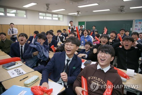 "우리 학교 선수 잘해라"