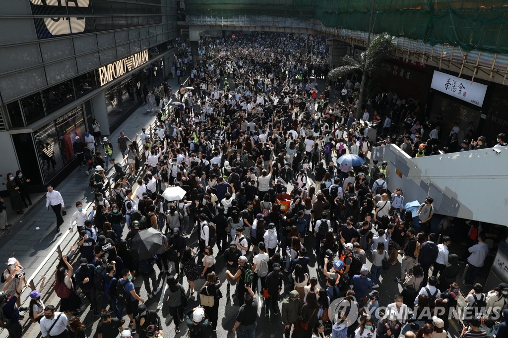 '실탄 사격' 경찰 규탄하는 홍콩 시위대