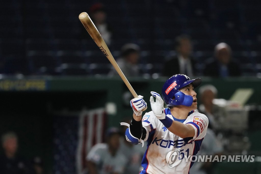 Lee Jung-hoo of South Korea watches his double against the United States in the bottom of the third inning of the teams' Super Round game at the World Baseball Softball Confederation (WBSC) Premier12 at Tokyo Dome in Tokyo on Nov. 11, 2019. (Yonhap)