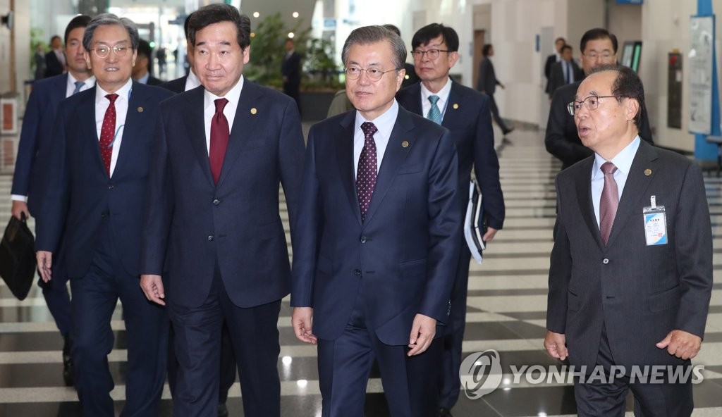 문 대통령, 부산에서 국무회의