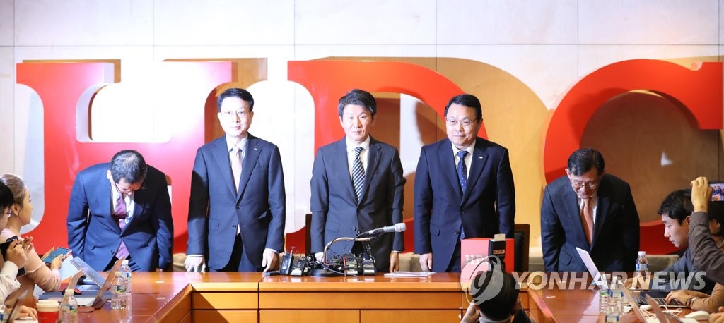 기자회견 마치고 인사하는 정몽규
