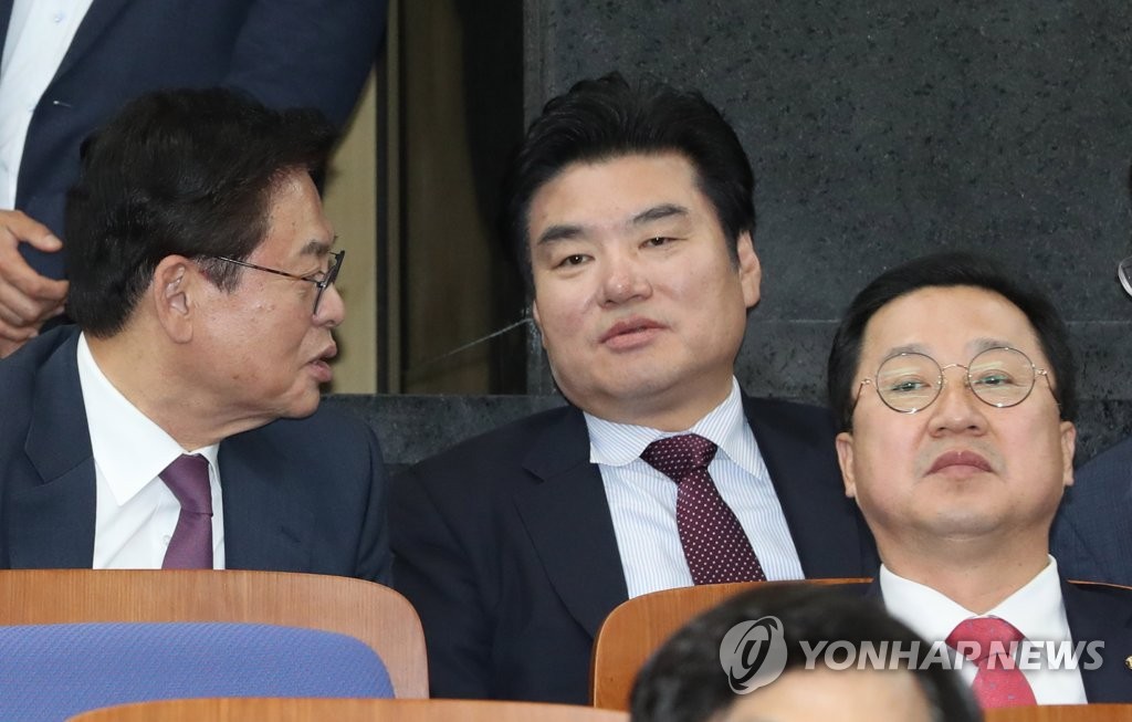 이야기하는 원유철과 정우택