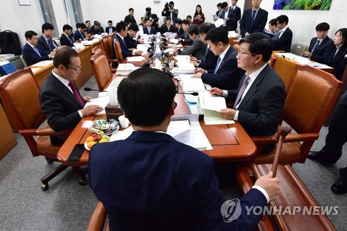 의사봉 두드리는 김재원 위원장