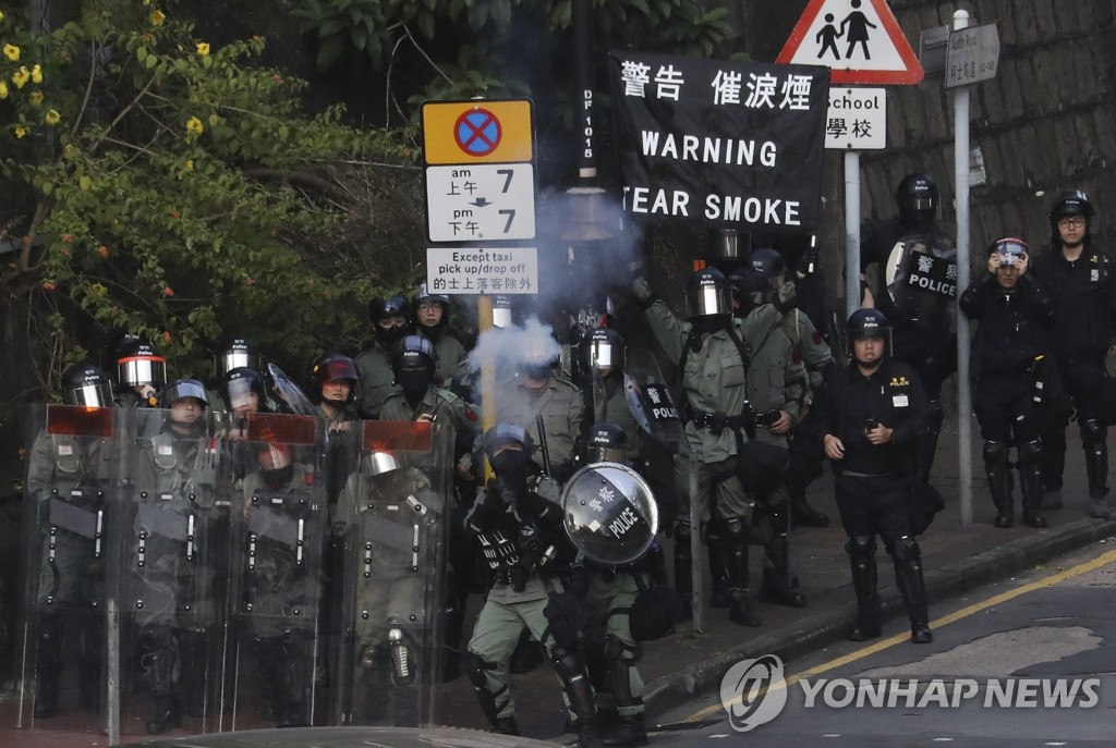 대학 캠퍼스서 최루가스총 쏘는 홍콩 경찰