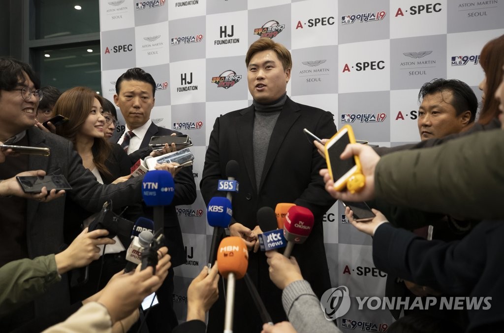 질문에 답하는 류현진