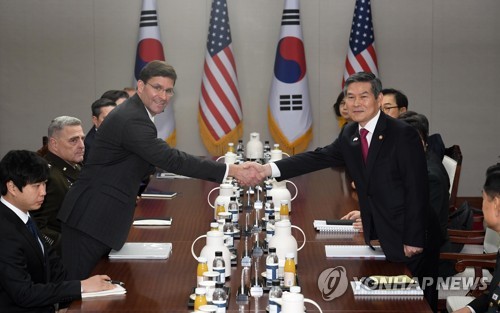 악수 나누는 한-미 국방부 장관