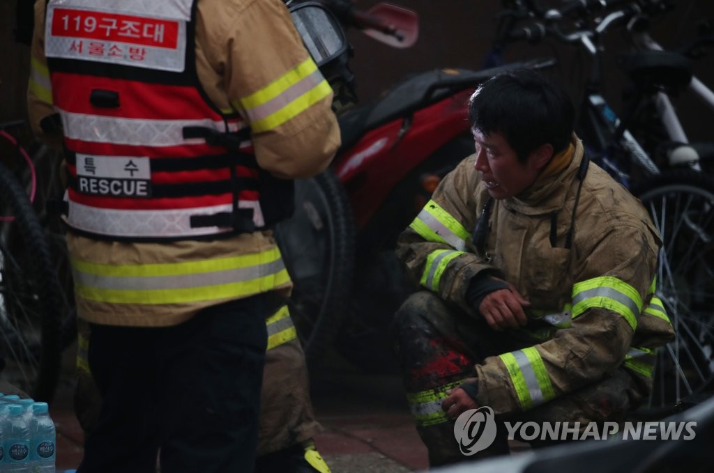 거친 숨 내쉬는 소방관