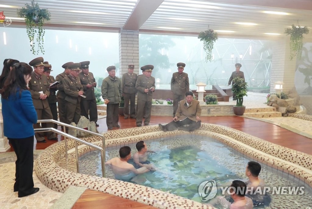 양덕군 온천지구 돌아보는 김정은 북한 국무위원장