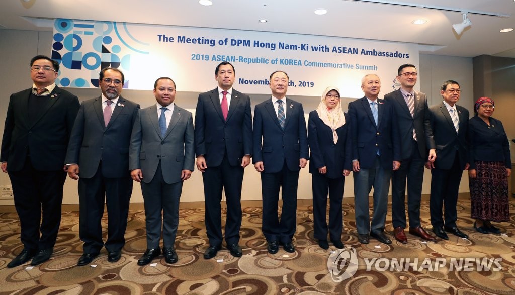 El ministro de Finanzas y los embajadores de la ASEAN El ministro de Finanzas y los embajadores de la ASEAN