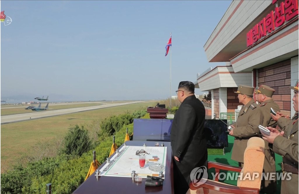북한 김정은, 2년만에 전투비행술경기대회 참관