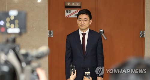 질문 듣는 김세연